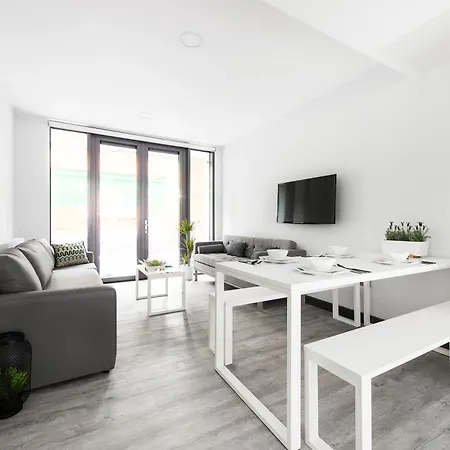 Yugo Explore New Mill شقة