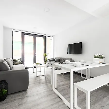 Yugo Explore New Mill شقة *